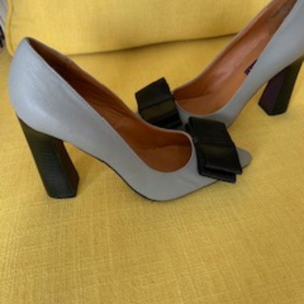Mojo Moxy 3-3/4in heels.  Light grey leather with attached black bow